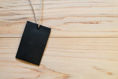 Boş etiket (tag) kopya alanı ormanlık zemin üzerine.