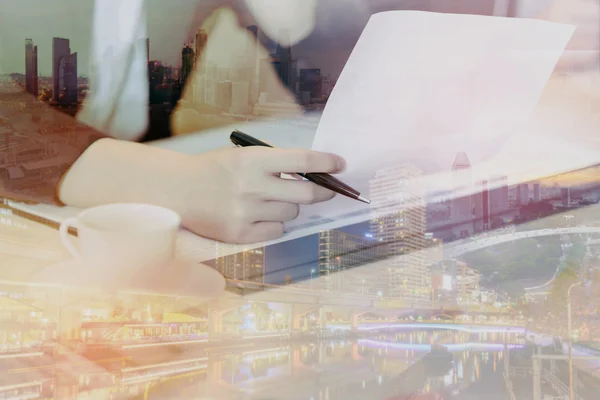 Double exposure of businesswoman and cityscape - Business concep — Stock Photo, Image