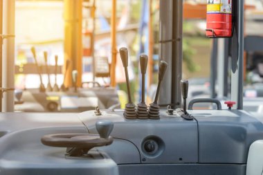 Kabin forklifti kollarını tekerlek denetime odaklanmak