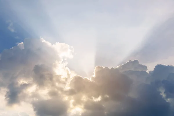 Lichtstrahlen, die durch Wolken scheinen, Sonnenuntergang — Stockfoto