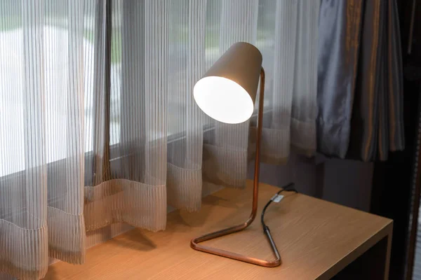 복사 공간 나무 책상에 모델 램프 — 스톡 사진
