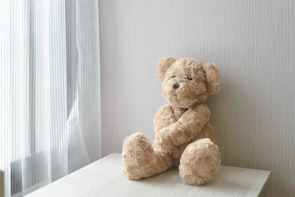 坐在副本空间的房间里的木桌上的玩具熊 — 图库照片