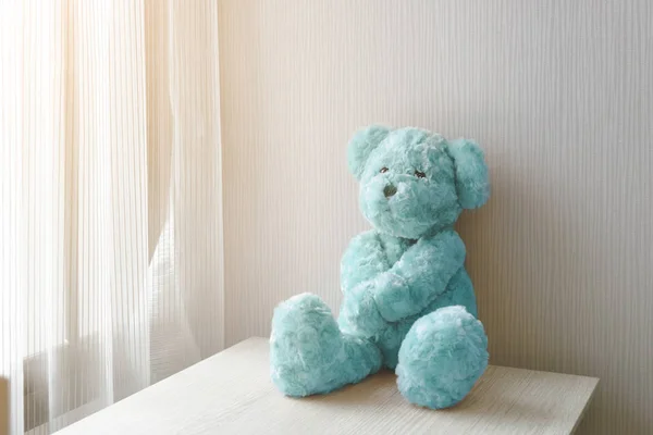 坐在副本空间的房间里的木桌上的玩具熊 — 图库照片
