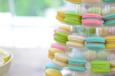Piramit şeklindeki plastik üzerinde yakın çekim renkli macarons pa stand