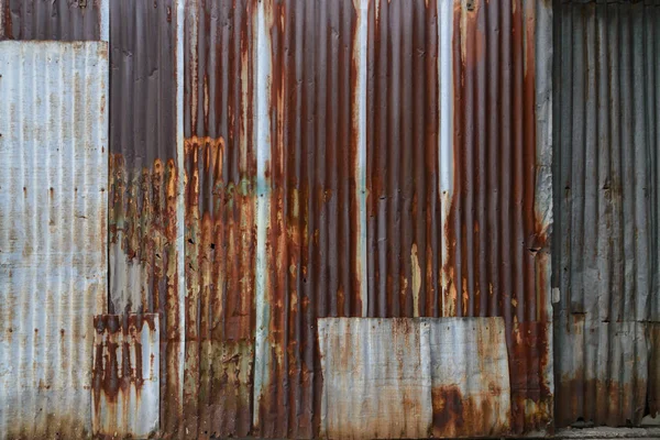 Stary zardzewiały cynkowy mur, zardzewiała cynkowa ściana stodoły — Zdjęcie stockowe