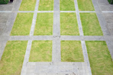 Yeşil çimenli çim ile kaba taş kaldırım Üstten Görünüm