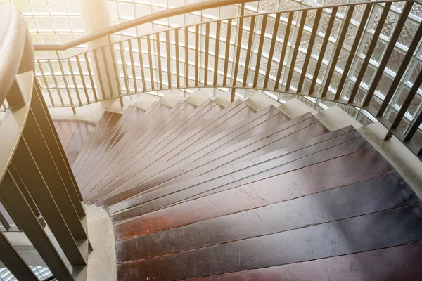 Escalera de madera en espiral. Escalera circular. decoración interior —  Fotos de Stock
