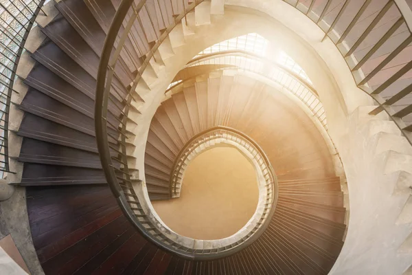 Escalera de madera en espiral. Escalera circular. decoración interior — Foto de Stock