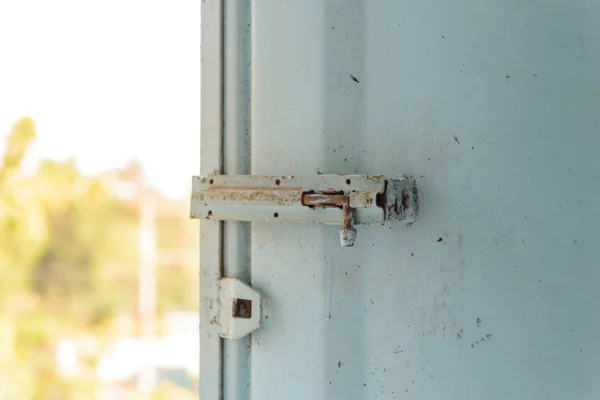 Oude sluis op het metalen venster. Klink van bar slot op de oude windo — Stockfoto