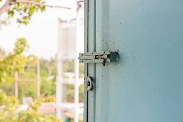 Oude sluis op het metalen venster. Klink van bar slot op de oude windo — Stockfoto