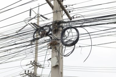 Dağınık bağlantı kabloları ve telleri elektrik yayında