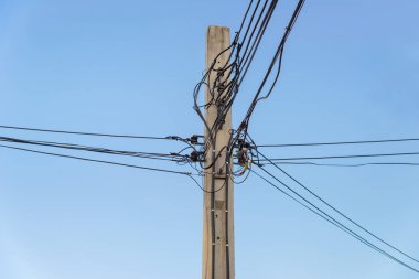 Elektrik yazı ve açık mavi gökyüzü ile kablo