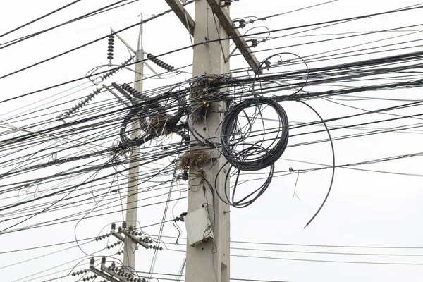 Rörigt kabel och ledningar på El inlägg — Stockfoto