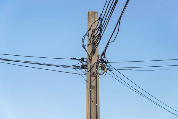 Villamos energia post és a tiszta kék ég kábel — Stock Fotó