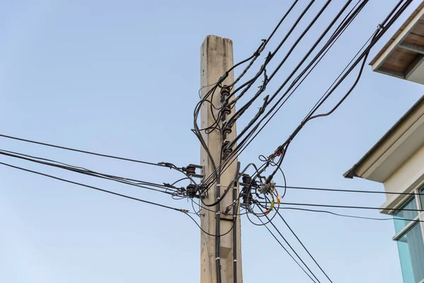 Elektřina post a kabel s jasně modré obloze — Stock fotografie