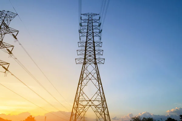 Pylon systému vysokého napětí elektřiny, přenos elektřiny — Stock fotografie