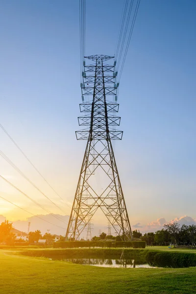Pylon systému vysokého napětí elektřiny, přenos elektřiny — Stock fotografie