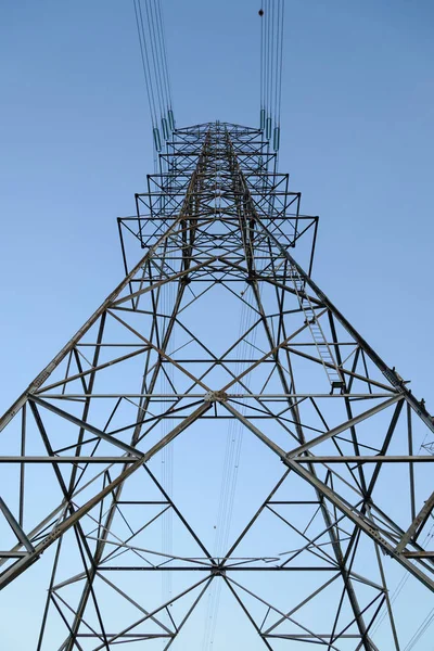 Tour haute tension, lignes électriques de transport d'électricité — Photo