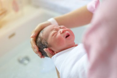 Anne, Bebek oğlu tarafından banyo Asya yeni doğan