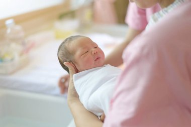 Anne, Bebek oğlu tarafından banyo Asya yeni doğan