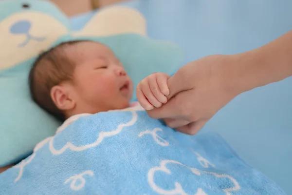 Asian Newborn Baby Holding Mothers Hand — Stock Photo, Image