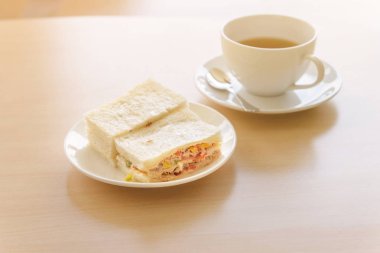 Ton balıklı sandviç sıcak çay ile