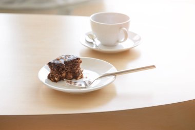 Ahşap masa kahve ile kek