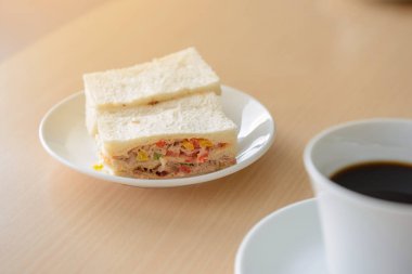 Ton balıklı sandviç sıcak kahve ile