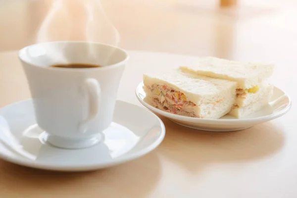 Tonhal szendvics a forró tea — Stock Fotó