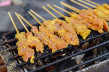 Izgara domuz eti satay kömür sobası, sokak gıda üzerinde. Bangkok. Tha