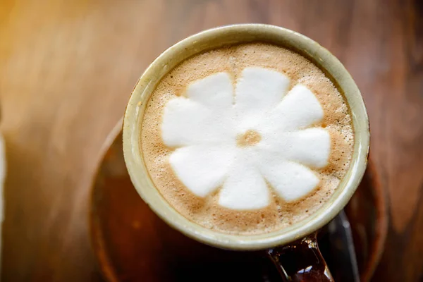 Heißer Cappuccino-Kaffee im Café — Stockfoto