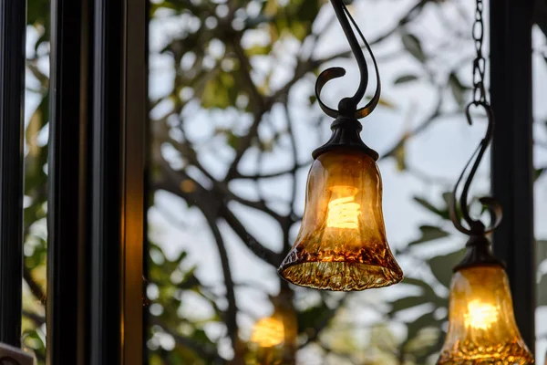 Старовинні освітлювальні лампи прикрашені в кафе, класичне лампове скло — стокове фото