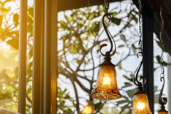 Vintage lámpák díszítik a kávézó, klasszikus lámpa üveg — Stock Fotó