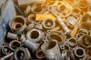 İşe yaramaz, yıpranmış eski paslı araba motoru ve diğer parçalar