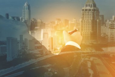 İşadamı ve cityscape çift pozlama