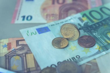 50 euro cent sikke üzerinde Euro banknot - yeşil tonu