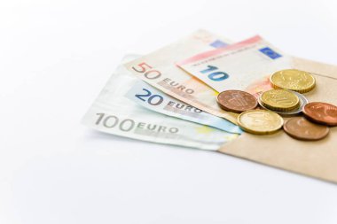 Euro para. banknot ve madeni paraların beyaz arka plan üzerinde
