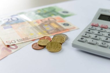 Euro para banknot ve madeni paralar hesap makinesi ile masaya sayma
