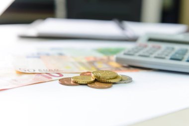 Euro para banknot ve madeni paralar hesap makinesi ile masaya sayma