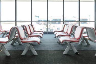 Kalkış lounge alanı bekleyen Havaalanı Terminal boş sandalye ile
