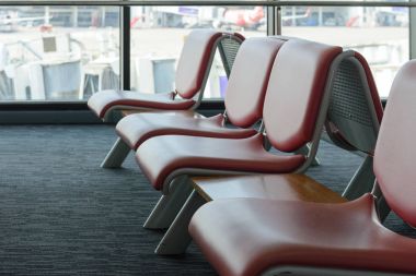 Kalkış lounge alanı bekleyen Havaalanı Terminal boş sandalye ile