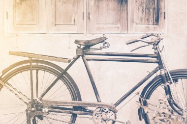 Beton duvar yakınındaki eski paslı vintage Bisiklet ayakta