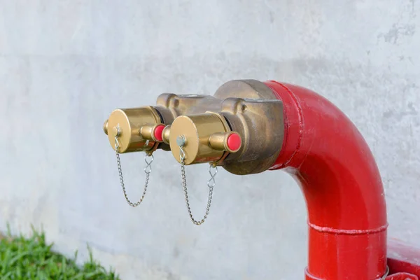 Colector de boca de incendios de dos válvulas de salida de agua. Conexión del departamento de bomberos — Foto de Stock