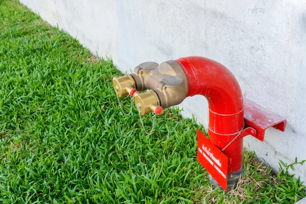 Colector de boca de incendios de dos válvulas de salida de agua. Conexión del departamento de bomberos — Foto de Stock