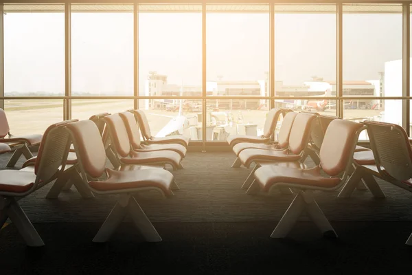 Αίθουσα αναχωρήσεων με άδειες καρέκλες στον τερματικό σταθμό του αεροδρομίου, χώρος αναμονής — Φωτογραφία Αρχείου