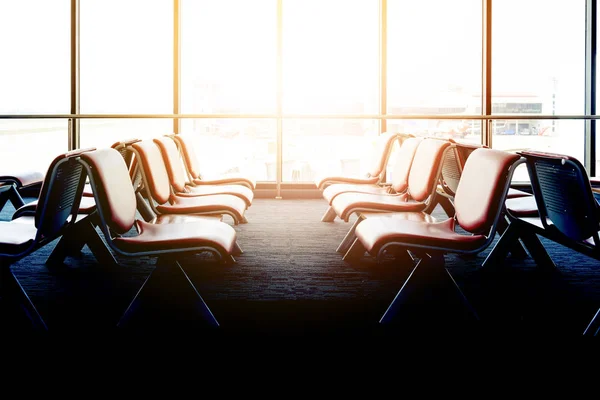 Wylotów z pustych krzeseł w terminalu lotniska, poczekalnia — Zdjęcie stockowe