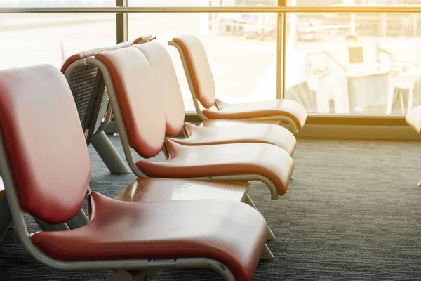 Wylotów z pustych krzeseł w terminalu lotniska, poczekalnia — Zdjęcie stockowe
