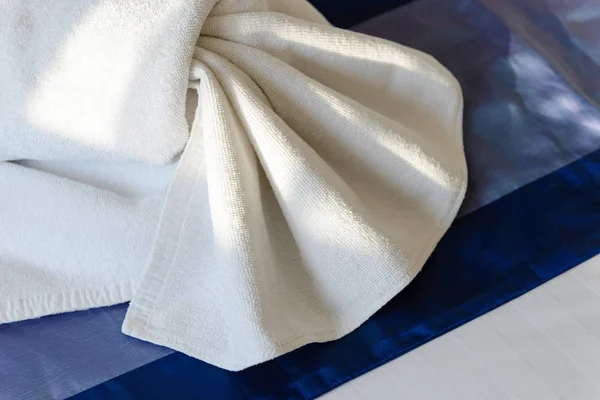 Білий рушник прикраса на ліжку в спальному готелі — стокове фото