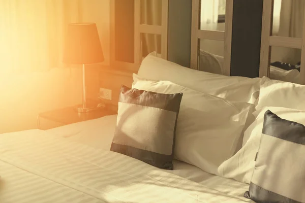 モダンなベッドルームのインテリアでベッドの装飾の枕 — ストック写真