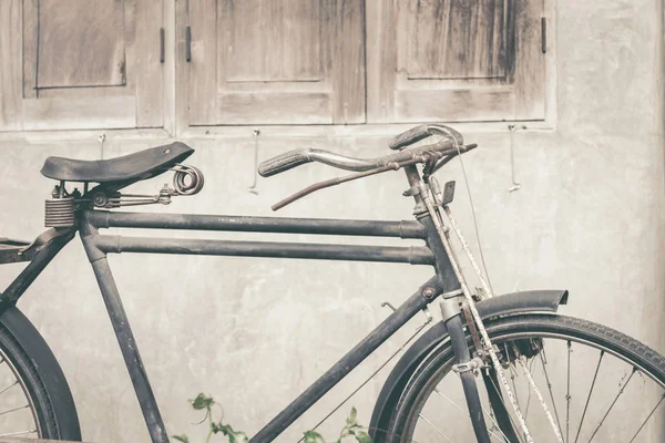 Beton duvar yakınındaki eski paslı vintage Bisiklet ayakta